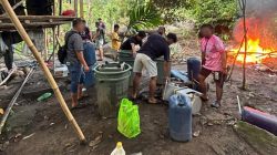 Polisi Bongkar Produksi Miras “Boplas” di Sentani, Peralatan Penyulingan Disita