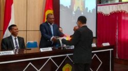 Tambah Gelar Baru! Prof. Akbar Silo Sukses Tuntaskan Magister Hukum di Uncen