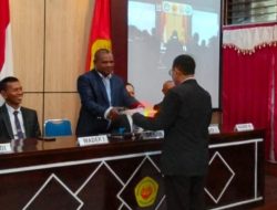 Tambah Gelar Baru! Prof. Akbar Silo Sukses Tuntaskan Magister Hukum di Uncen