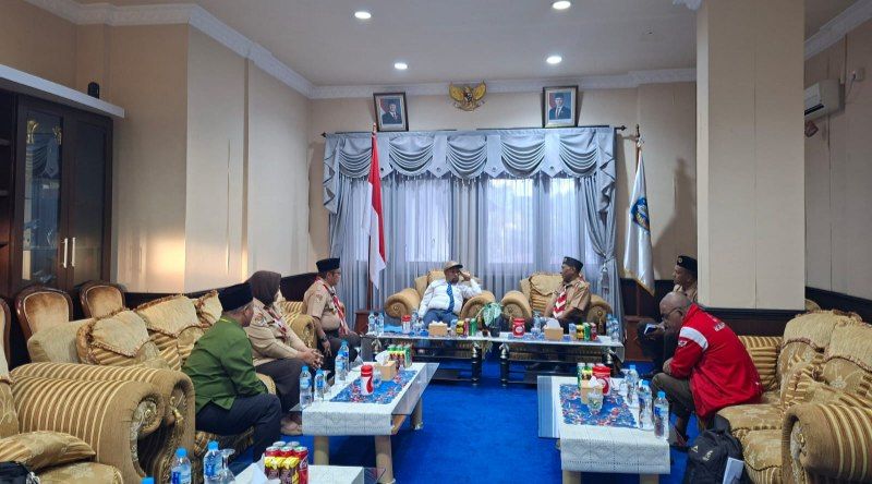 Bupati Yunus Wonda terima Kwarcab Gerakan Pramuka Jayapura di ruang kerjanya