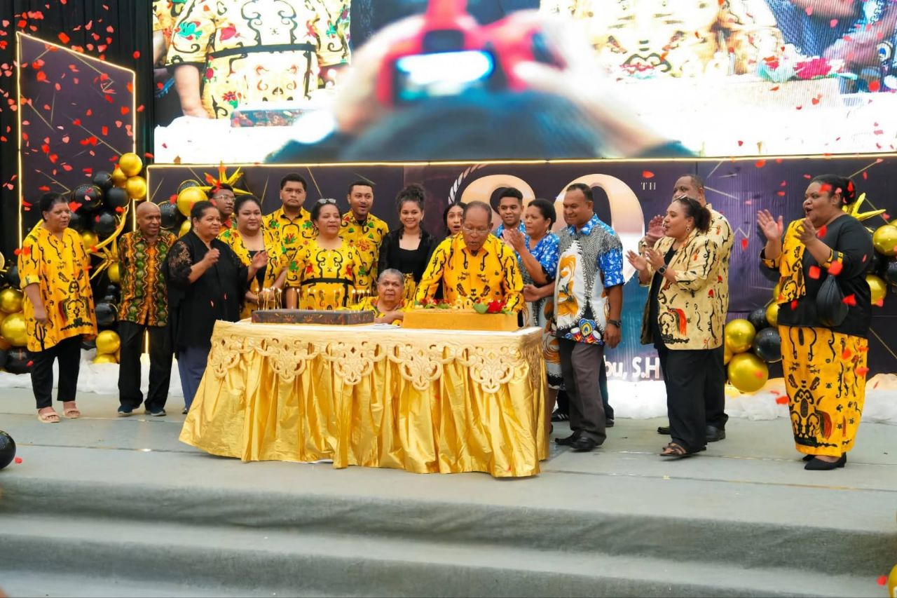 Mantan Gubernur Papua, Barnabas Suebu, SH., bersama keluarga besar