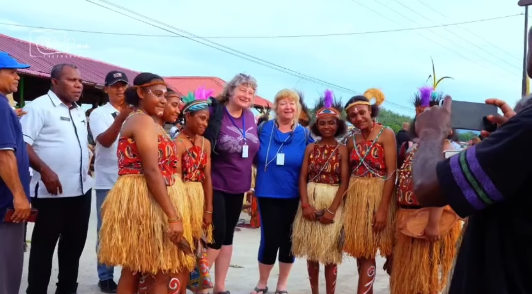 Elisa Yarusabra, Kepala Dinas Kebudayaan dan Pariwisata Kabupaten Jayapura foto bersama wisatawan 