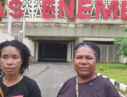 Mama-Mama Papua Turun Bersih-Bersih Stadion Lukas Enembe, Serukan Stop Kerusuhan