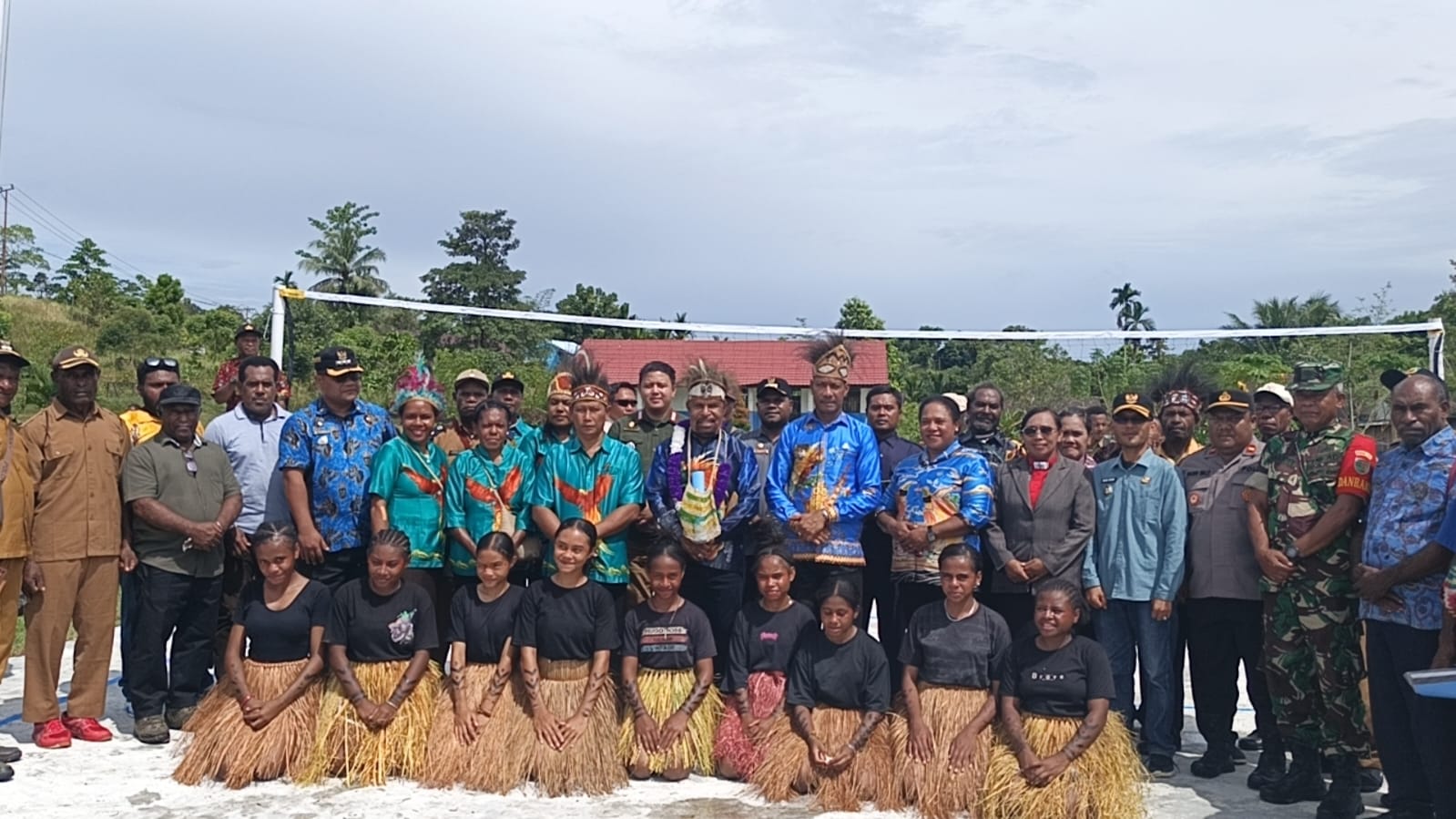 Tampak Bupati Jayapura Dr. Yunus Wonda, SH.,MH., bersama Kepala Distrik Unurum Guay, Kepala Sekolah, Para Guru dan Siswa/i SMA Negeri 1 Buasum, Jumat (15/5). 
