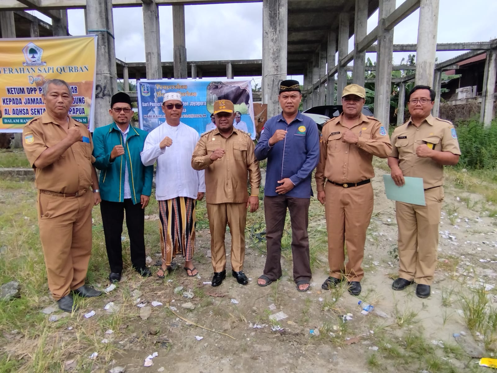 Tampak Wabup Jayapura Haris Richard S. Yocku, SH., disela penyerahan sapi kurban di Masjid Agung Al Aqsa Sentani