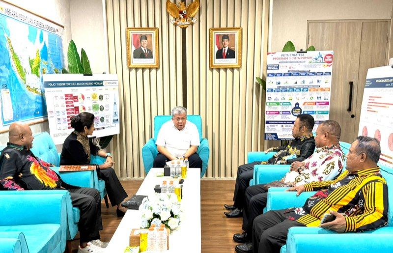 Tampak Wakil Menteri Perumahan Fahri Hamzah, SE., menerima kunjungan Pokja Agama MRP Papua dipimpin Wakil ketua Pokja Izak Randi Hikoyabi, SE.,MKP didampingi Yanni, SH., M.Sos., Anggota Komite Eksekutif Percepatan pembangunan Otsus Papua di Jakarta, Selasa (12/5). 