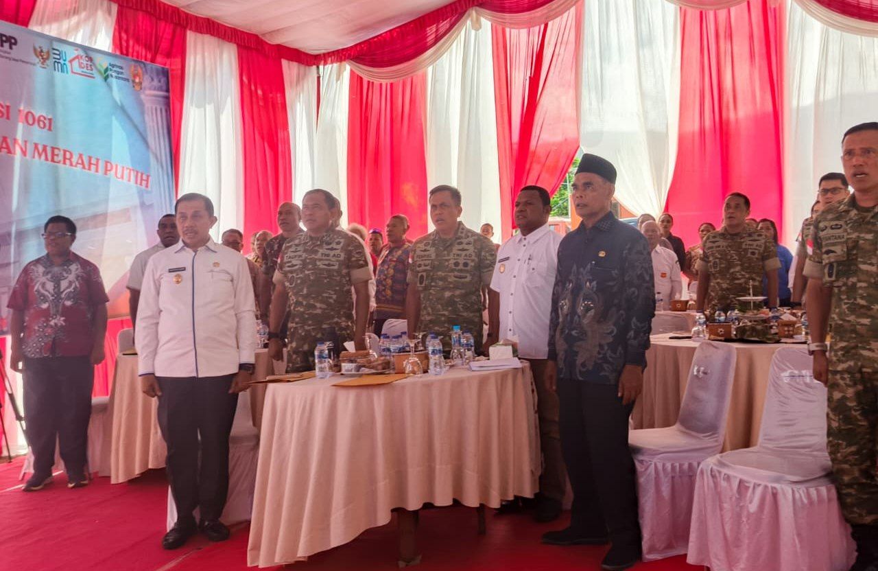 Tampak Wawali Jayapura Ir. Rustan Saru, MM., Pangdam XVII Cendrawasih Mayjend TNI Febriel Buying Sikumbang, Wabup Jayapura, Haris Yocku, SH., dan Wabup Keerom, Drs. H. Daud, M.Si ketika mengikuti peresmian 1.061 Koperasi secara virtual oleh Presiden Prabowo Subianto, Sabtu (16/5). 