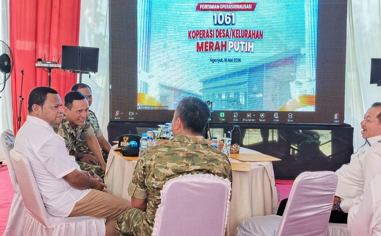 Tampak Wabup Jayapura Haris Yocku, SH, bersama Wakil Walikota Jayapura Ir. Rustan Saru, MM., ketika berdiskusi dengan Pangdam XVII Cendrawasih Mayjend TNI Febriel Buyung Sikumbang di sela peresmian koperasi merah putih (KDKMP) secara virtual oleh Presiden