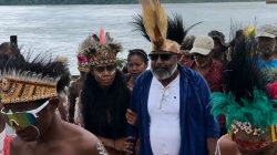 Apolos Sroyer Tegaskan Babe Syowi dan Babe Oser Saat Temui Warga Biak di Mamberamo Raya