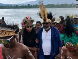 Apolos Sroyer Tegaskan Babe Syowi dan Babe Oser Saat Temui Warga Biak di Mamberamo Raya