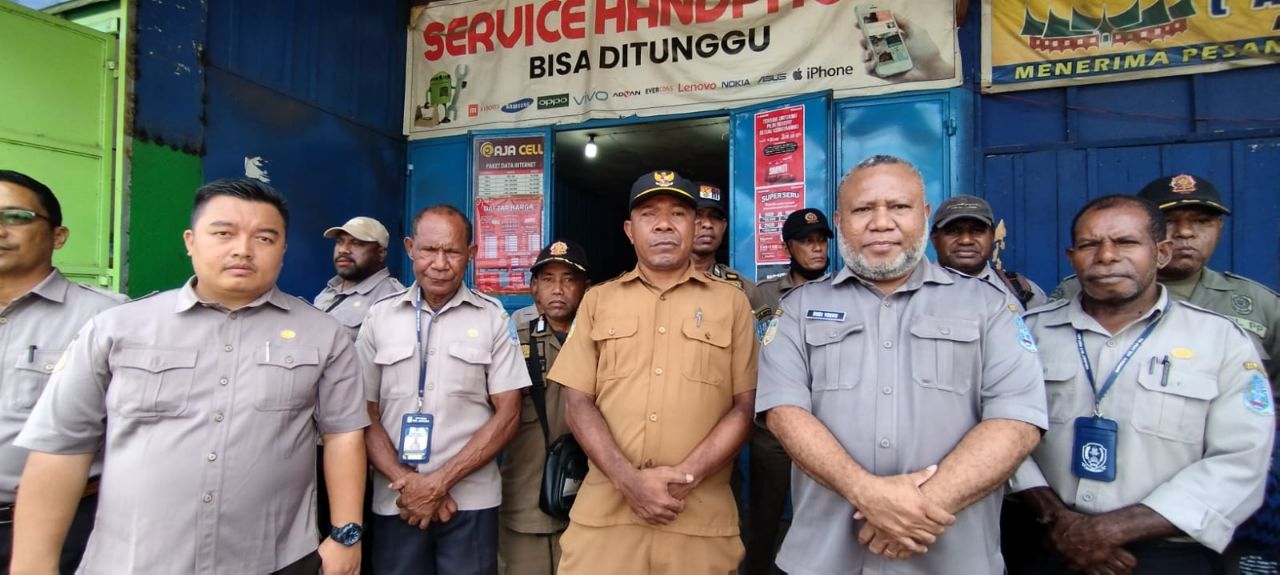 Tampak Budi P. Yocku, S.STP., kepala Bappenda Kabupaten Jayapura bersama jajaran di sela penertiban sejumlah papan reklame