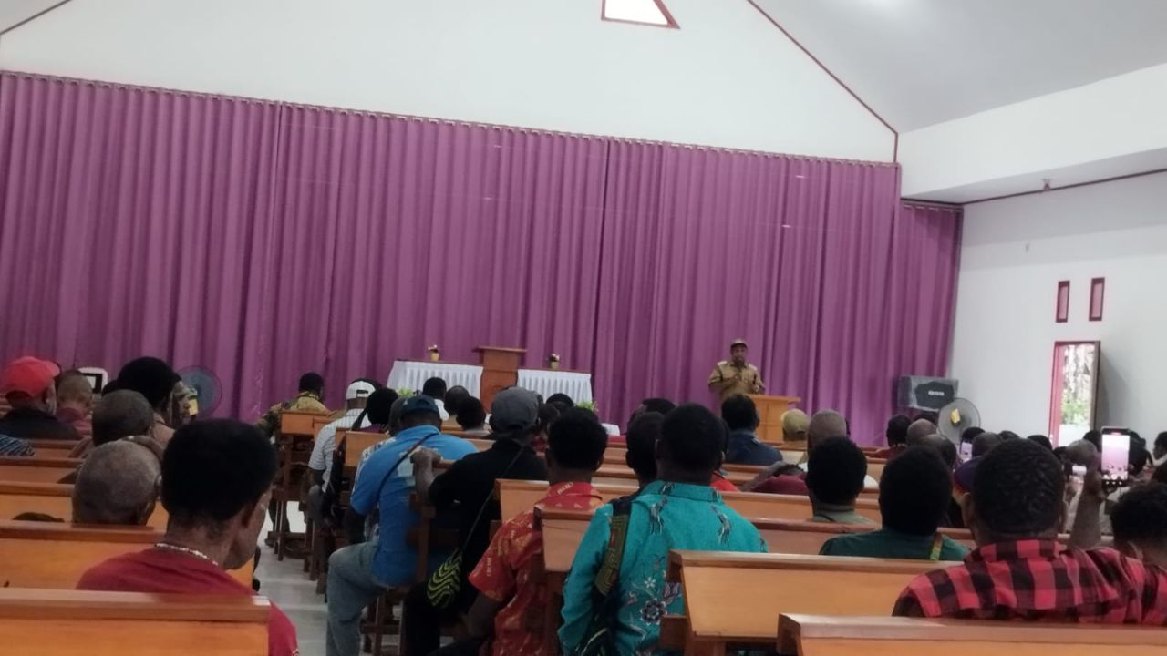 Bupati Yunus Wonda ketika menyampaikan arahan kepada jemaat gereja masyarakat pegunungan