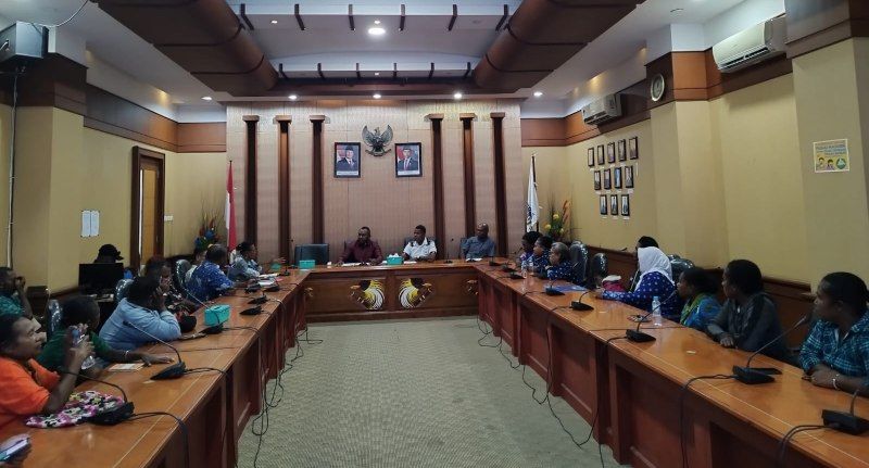 Tampak pertemuan antara Plt Dinas Pendidikan Amelia Ondikeleuw dan Pihak Guru Honorer PAUD-KB yang di Mediasi oleh Wakil Ketua Komisi C DPR Kabupaten Jayapura