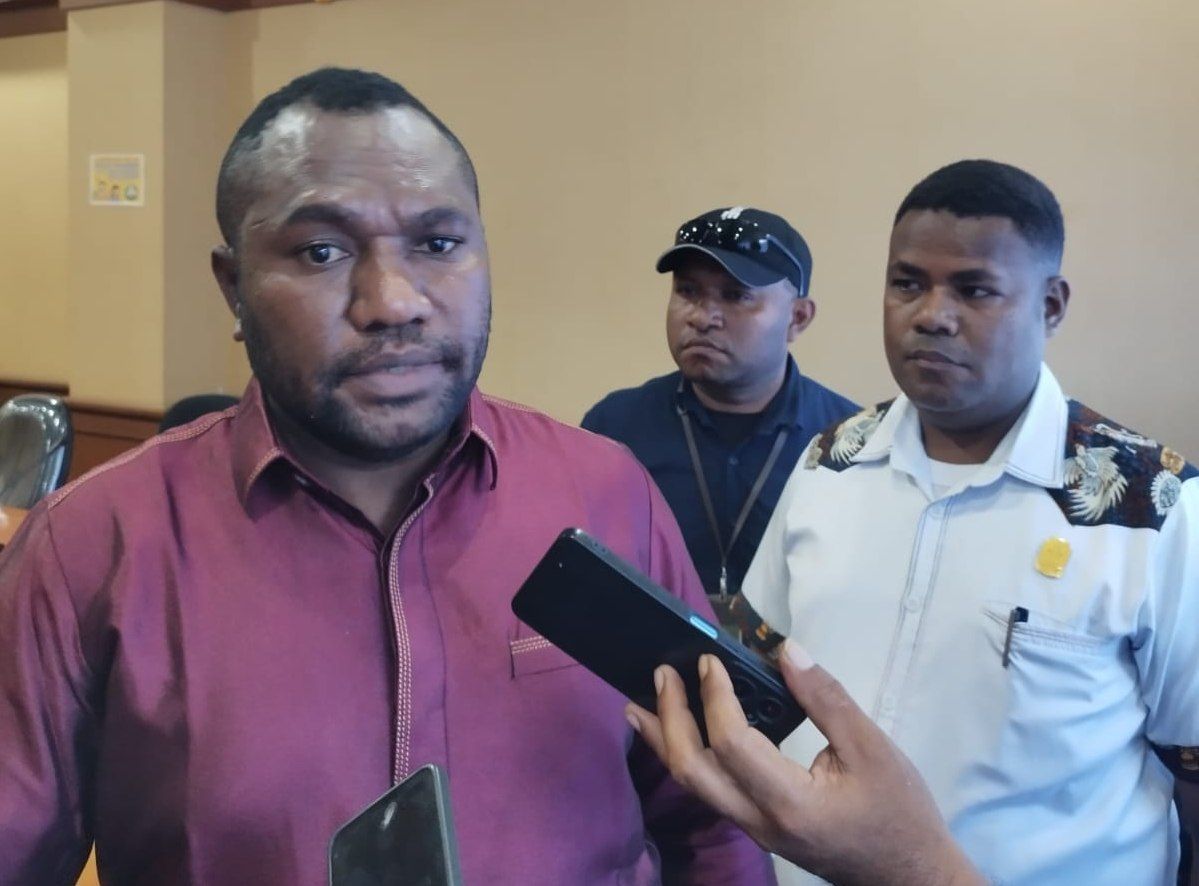 Wakil Ketua Komisi C DPR Kabupaten Jayapura Bob Banundi ketika memberikan keterangan pers usai mediasi