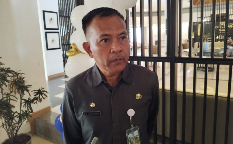 Tampak Dr. Abdul Rahman Basri, S.Sos., M.KP., ketika memberikan keterangan pers