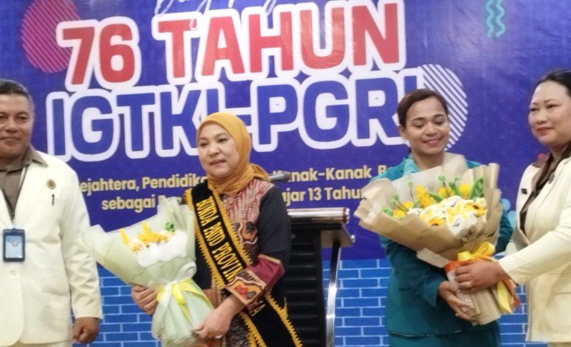 Bunda PAUD Provinsi Papua Ny Ra'fatul Mulkiyah Fakhiri didampingi Ny Anitha Hening F. Yocku di sela perayaan HUT-IGTKI-PGRI