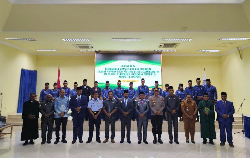 Foto bersama Bupati Jayapura Dr. Yunus Wonda, MH., dan Wabup Haris Richard S. Yocku, SH., juga pimpinan DPRK, Asisten Setda, TNI-Polri juga Kepala BKPSDM usai pelantikan