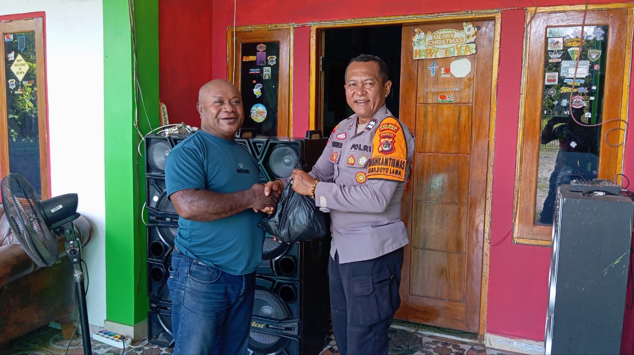 Tampak Aiptu Philipus Kokames bersama Nikson Marweri Kepala Kampung Doyo Lama / Toware