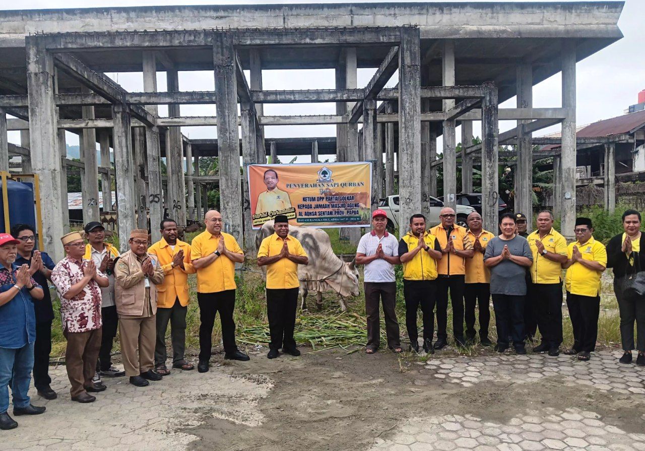 Tampak Ketua DPD Partai Golkar Papua Matius Fakhiri dan jajaran ketika berfoto bersama Sulhan Ketua Panitia Idul Adha 1447 Hijriah Masjid Agung Al Aqsa Sentani usai penyerahan hewan kurban