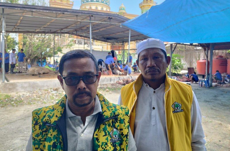Tampak Bambang Zulhadi dan Husni Difinubun selalu wakil ketua Partai Golkar Kabupaten Jayapura ketika memberikan keterangan pers.