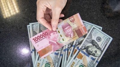 Rupiah Tertekan Hebat, Dolar AS Nyaris Tembus Rp18.000