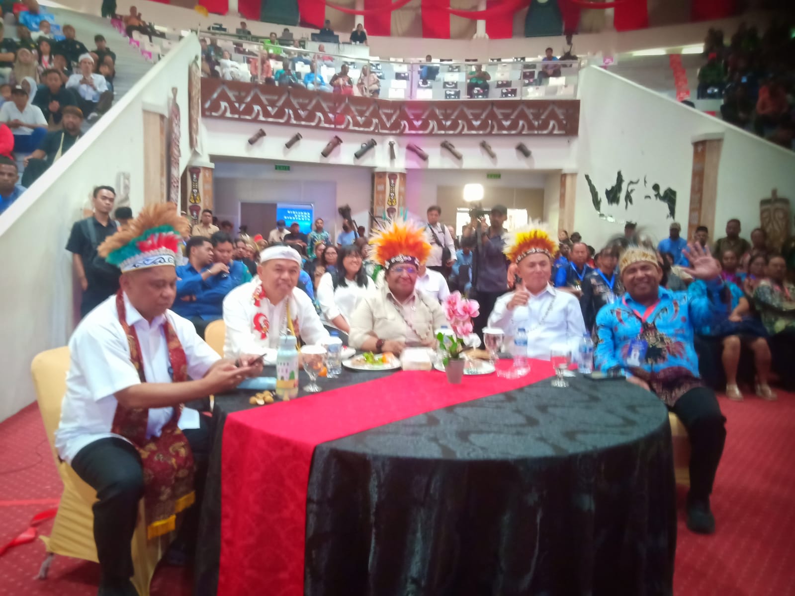 Tampak Dedi Mulyadi bersama Wamendagri Ribka Jaluk, Plt Sekda Papua Christian Sohilait dan Ketua APS Laus Rumayom