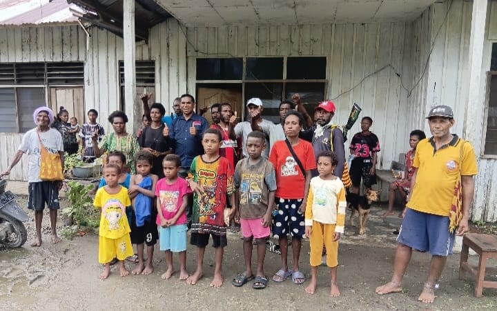 Pdt. David Waromi, SM.Th., Senator DPD RI berfoto bersama Petani di Keerom