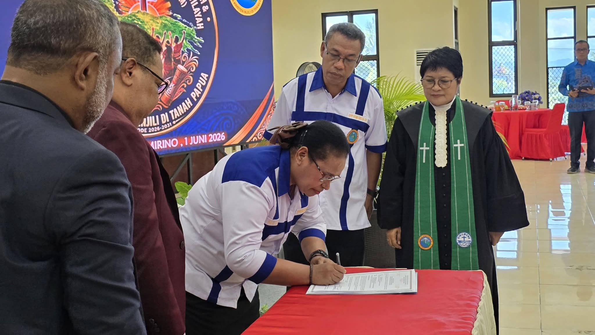Penandatanganan Surat Keputusan (SK) DPW FGM oleh ketua FGM-GKI Petronela Krenak disaksikan Ketua Sinode GKI dan pengurus