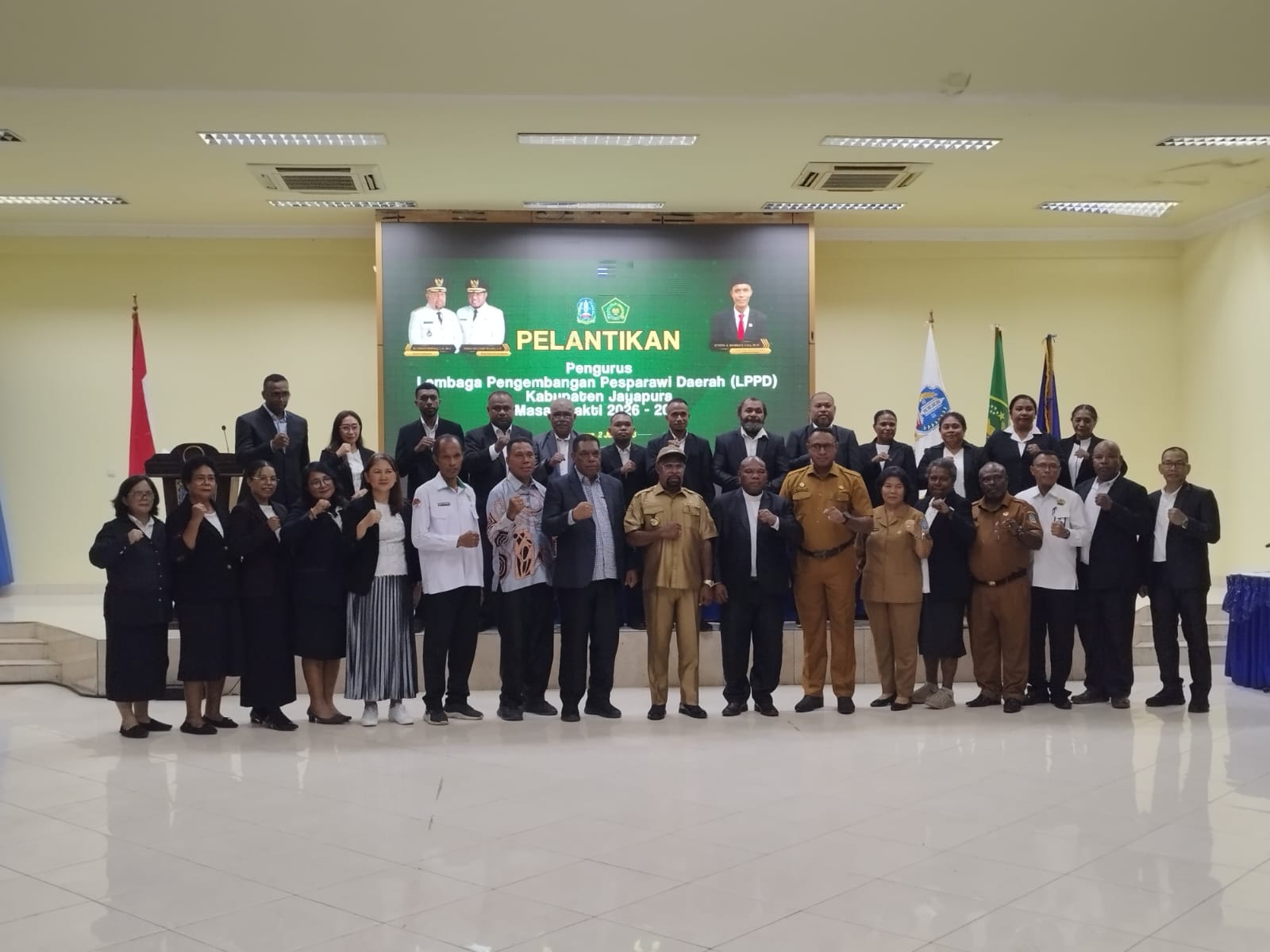 Tampak Bupati Jayapura Dr. Yunus Wonda, SH., MH., bersama pengurus LPPD Kabupaten Jayapura yang baru di lantik periode 2026-2031