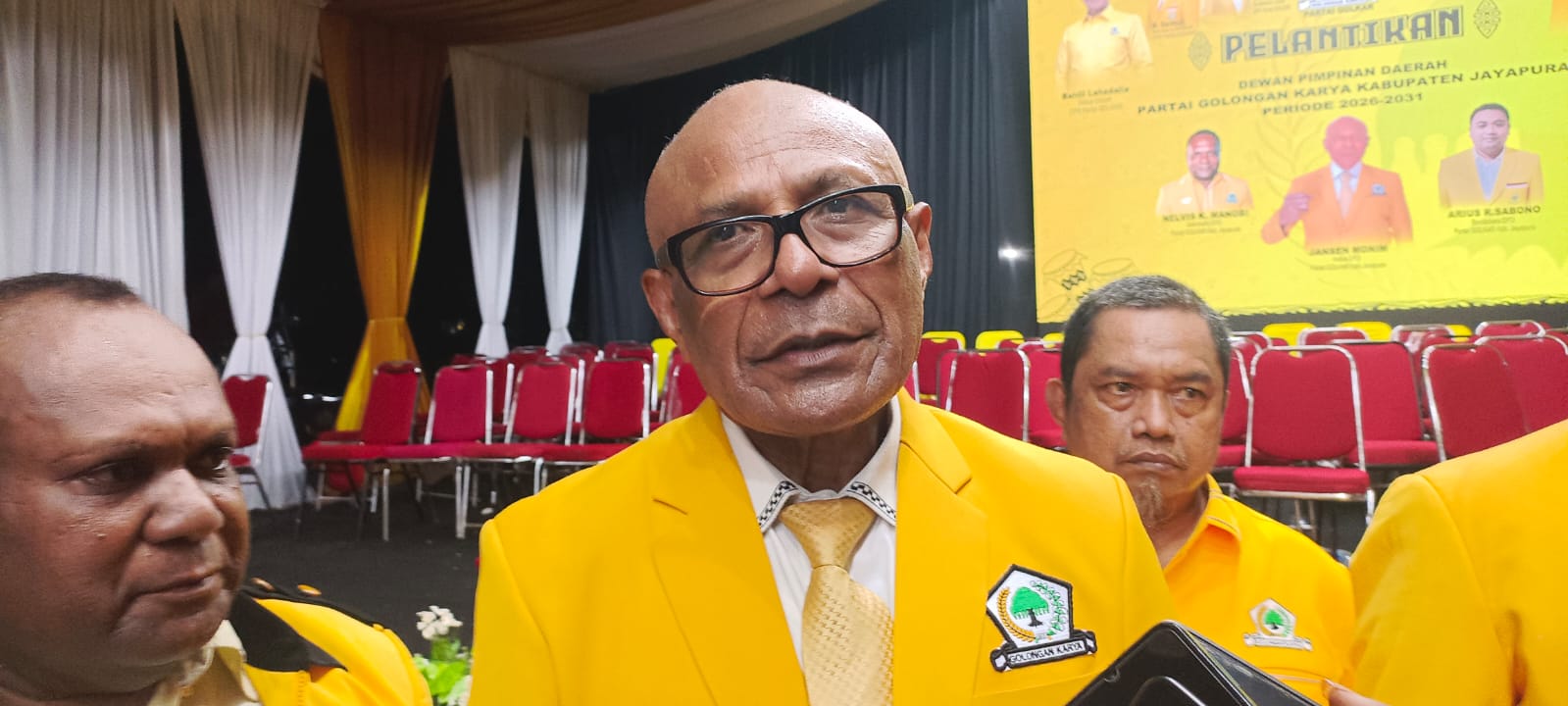 Tampak Jansen Monim, ST., MM., didampingi Nelvis Manobi dan Arius Sabono ketika memberikan keterangan pers usai dilantik