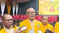 Tampak Jansen Monim, ST., MM., didampingi Nelvis Manobi dan Arius Sabono ketika memberikan keterangan pers usai dilantik
