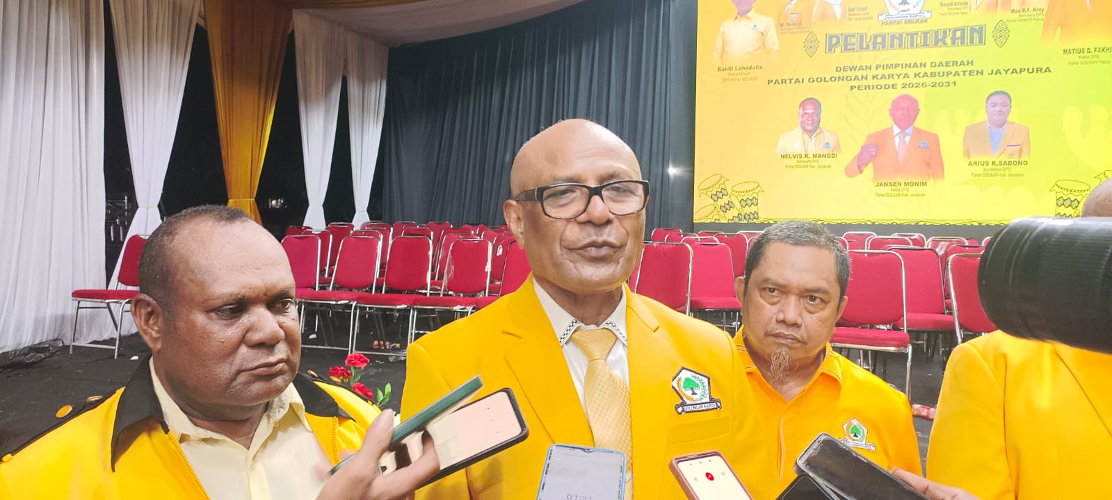Tampak Jansen Monim, ST., MM., didampingi Nelvis Manobi dan Arius Sabono ketika memberikan keterangan pers usai dilantik