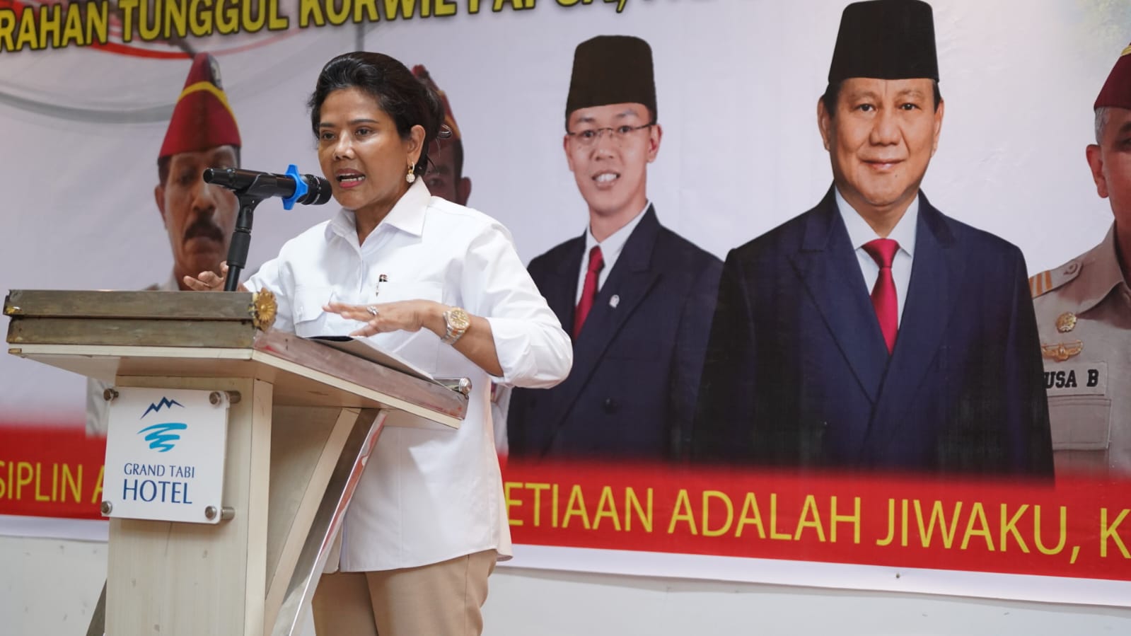 Tampak Yanni, SH., M.Sos., ketika menyampaikan sambutan di sela pelantikan PPIR Se Papua