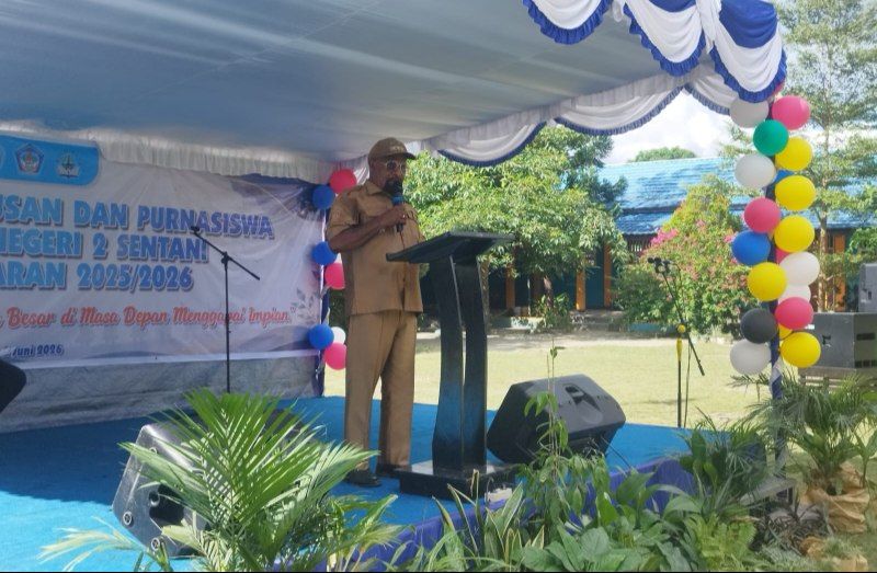 Tampak Bupati Jayapura Dr. Yunus Wonda, SH., MH., ketika menyampaikan sambutan di acara kelulusan SMPN2 Sentani