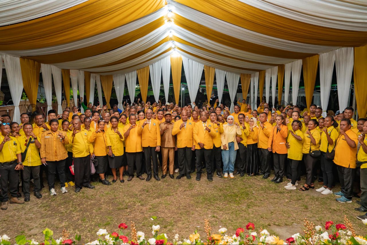 Bupati Jayapura Dr. Yunus Wonda, SH., MH., bersama Ketua DPD Golkar Papua Matius D Fakhiri, SIK.,MH., dan Ketua DPD Golkar Jayapura Jansen Monim, ST., MM., beserta pengurus partai lainnya usai pelantikan
