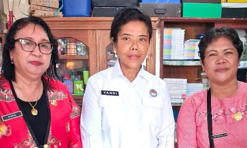 Tampak Yanni, SH., M.Sos., bersama kepala Sekolah di SDN APO, Kota Jayapura