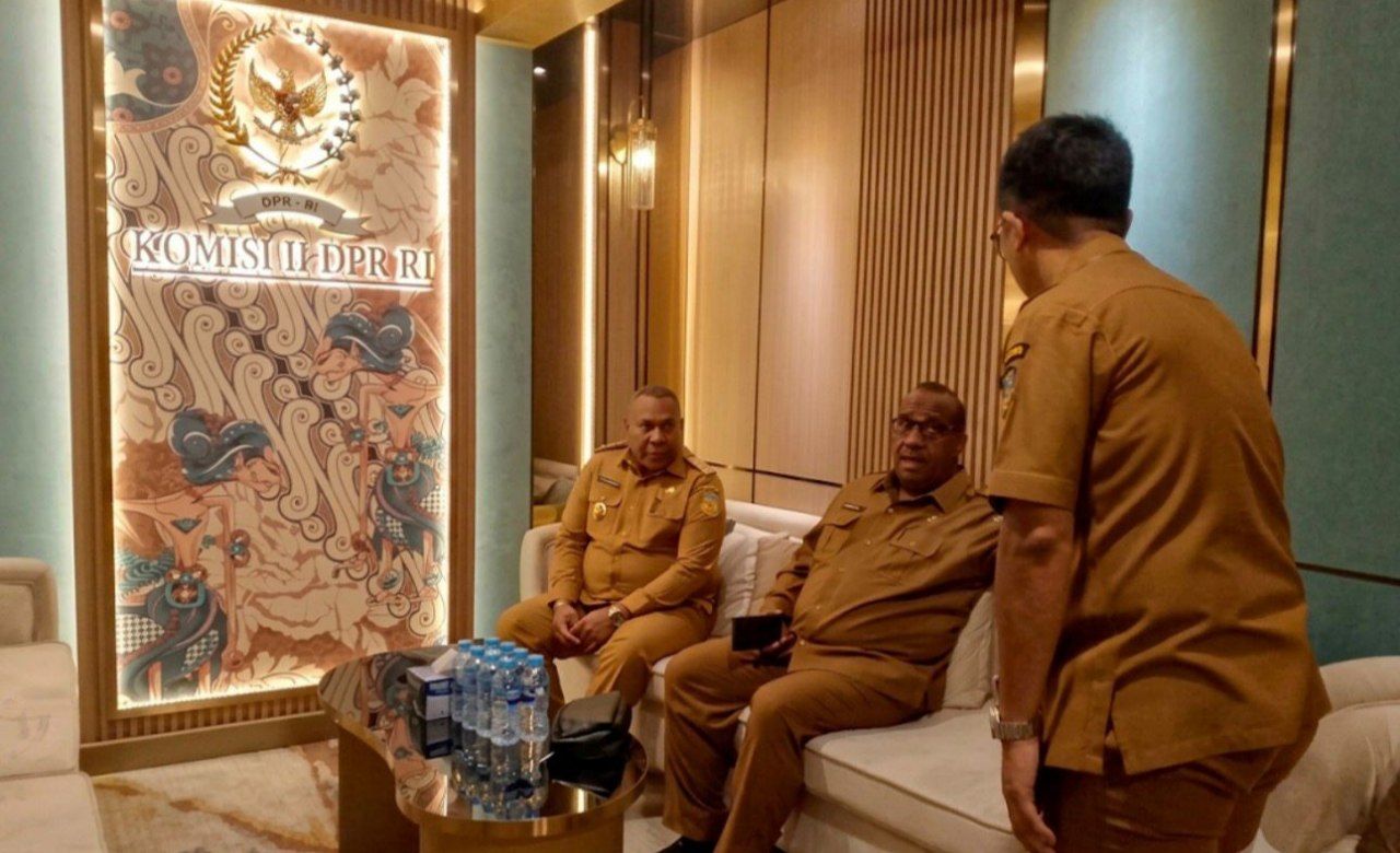 Tampak Wakil Gubernur Papua Dr. Aryoko Rumaropen, SP., M.Eng., didampingi Asisten I Setda Papua Yohanes Walilo, S.Sos., M.Si., di ruang VIP Room Senayan