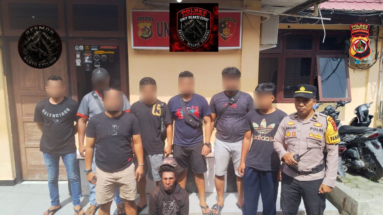 Tampak pelaku YA (53) ketika diamankan Tim URC di Mapolres Jayapura