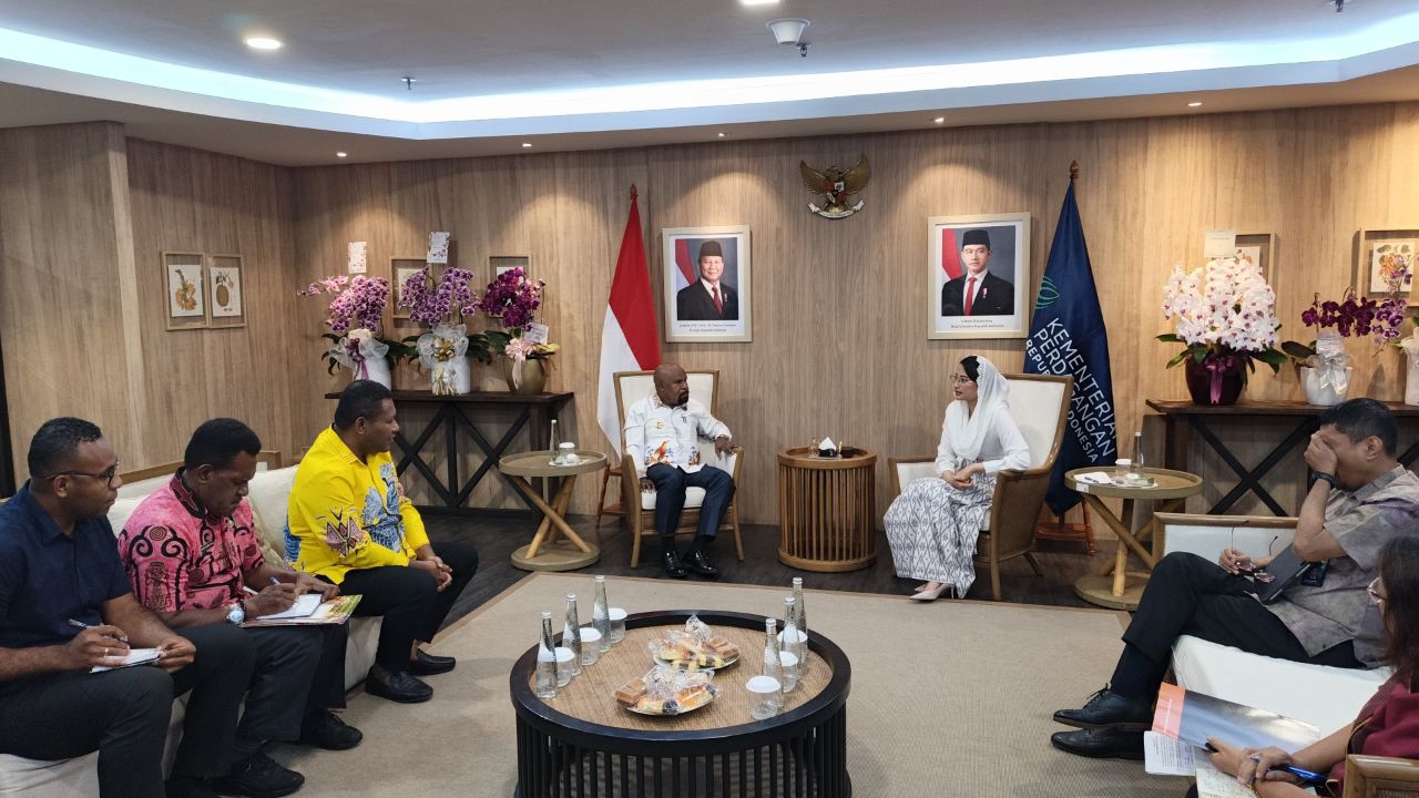 Tampak Bupati Jayapura Dr. Yunus Wonda, SH., MH., bertemu Wakil Menteri Perdagangan RI, Dyah Roro Esti Widya Putri, B.A., M.Sc., didampingi Waket Komite I DPD RI, Carel Suebu, S.E., Kadis Perindag, Theopilus Tegai, S.Sos., M.M., serta Kabag Humas dan Protokol Setda, Michael Yewi, S.STP., di ruang kerja Wamendag, Jakarta, Selasa (9/6).