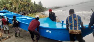 Pemkab Jayapura Resmi Serahkan Tiga Kapal Penangkap Ikan 3 GT kepada Nelayan Demta