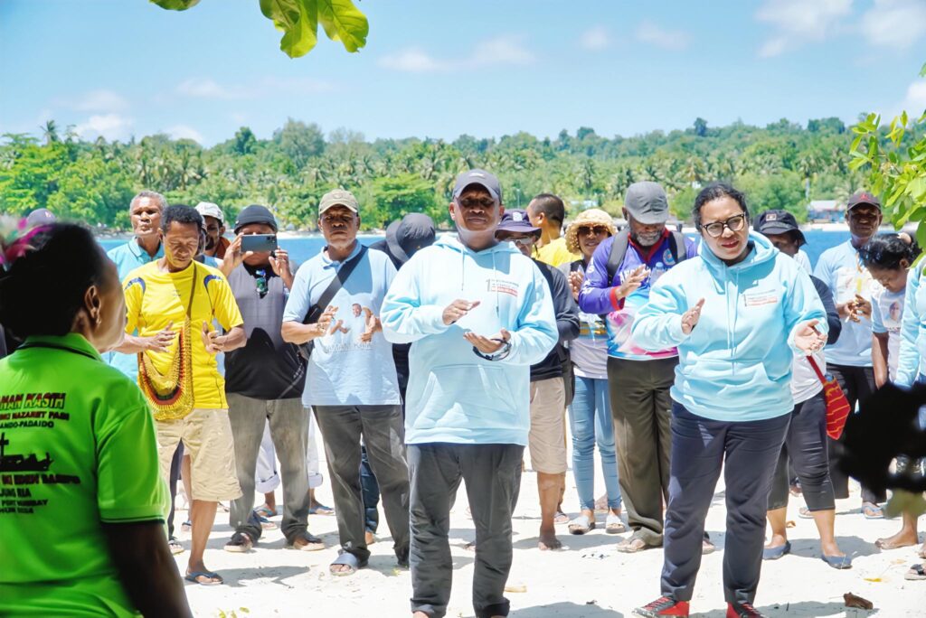 Markus Mansnembra Disambut Hangat di Aimando Padaido, Dinilai Paling Layak Pimpin Biak Numfor