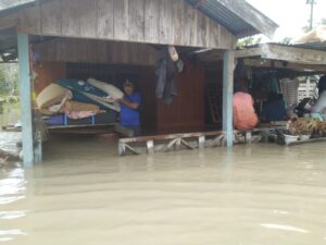 Pemkab Jayapura Salurkan Bantuan Bahan Makanan dan Perlengkapan kepada Korban Banjir di Yapsi