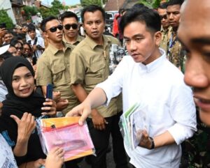 Wapres Gibran Disambut Hangat di Tana Toraja, Beri Hadiah untuk Anak-anak Desa Bombongan