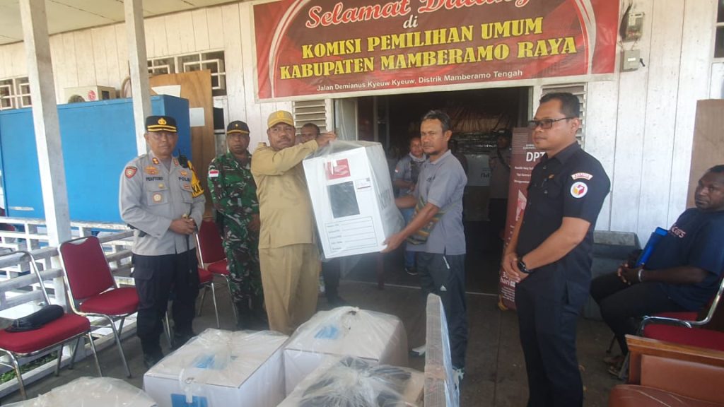 Plt Sekda Sergius Doromi Lepas Distribusi Logistik Pilkada, ke 13 Distrik di Mamberamo Raya