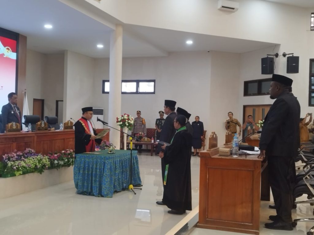 Tongkat Kepemimpinan Baru: Tiga Pimpinan DPRK Kabupaten Jayapura Resmi Dilantik