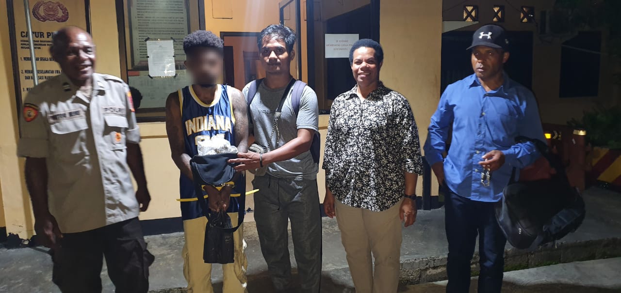 Foto: istimewa / Iptu Susan Tecuari bersama tim dan tersangka