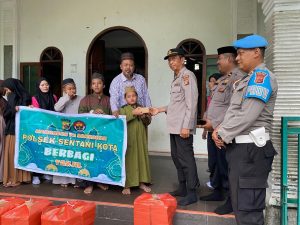 Menguatkan Nilai Sosial: Polsek Sentani Kota Berbagi Takjil di Ponpes Nurul Anwar Komba