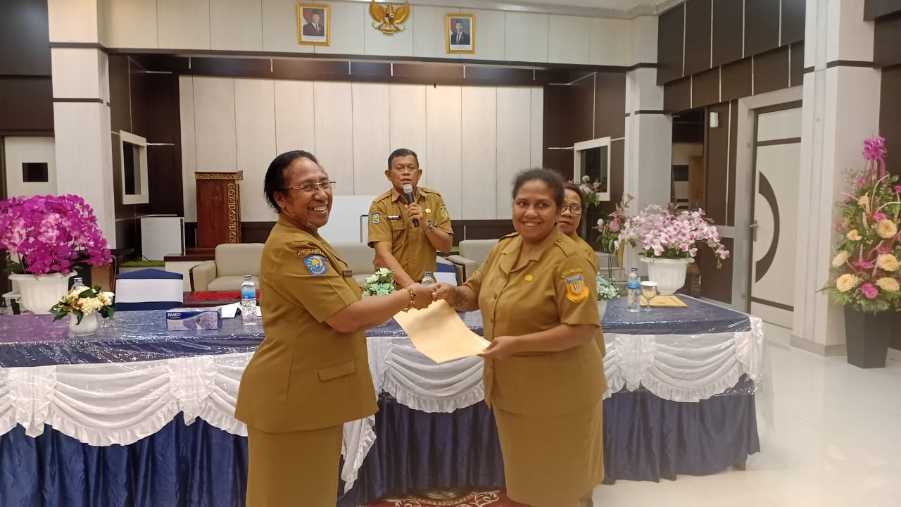 Nampak Dr. Julianan Waromi, SE.,M.Si., ketika menyerahkan SK honorer K2