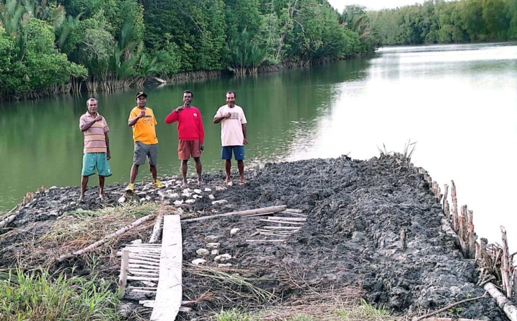 Swadaya Bangun Dermaga Yaripai, Warga Bariwaro Permudah Akses Bongkar Muat di Sungai