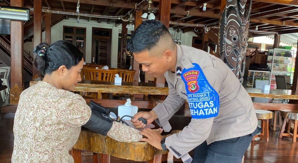 Satgas Keladi Sagu Polres Jayapura Gelar Patroli dan Layanan Kesehatan Gratis di Toware